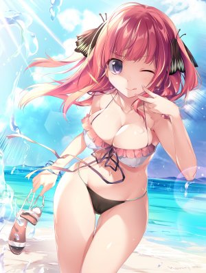 karory,中野二乃,五等分の花嫁,露肩,海滩,水着,胸部,cleavage,发饰,巨乳,长发,视线正对,露脐,one_eye_closed,紫色眼,天空,笑顔,single,泳装